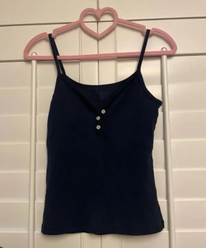 Mörkblå linnetopp med knappar - Så söt från brandy! Fint skick! <3
