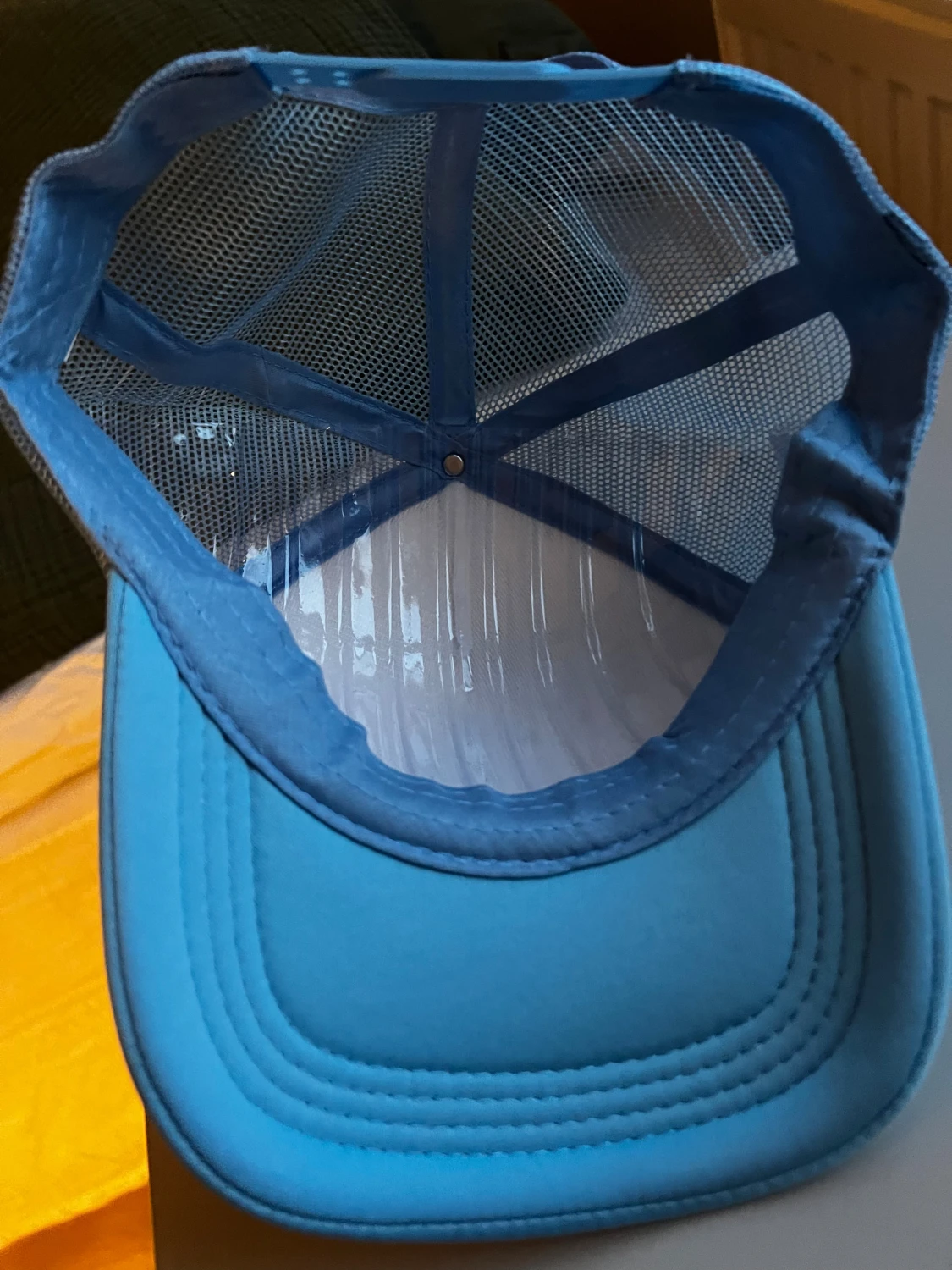 Vit och ljusblå truckerkeps med tryck - 1