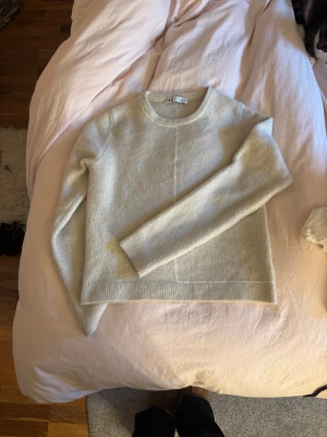 Stickad tröja Zara  - Snygg stickad från Zara!! Strl L men motsvarar en S 