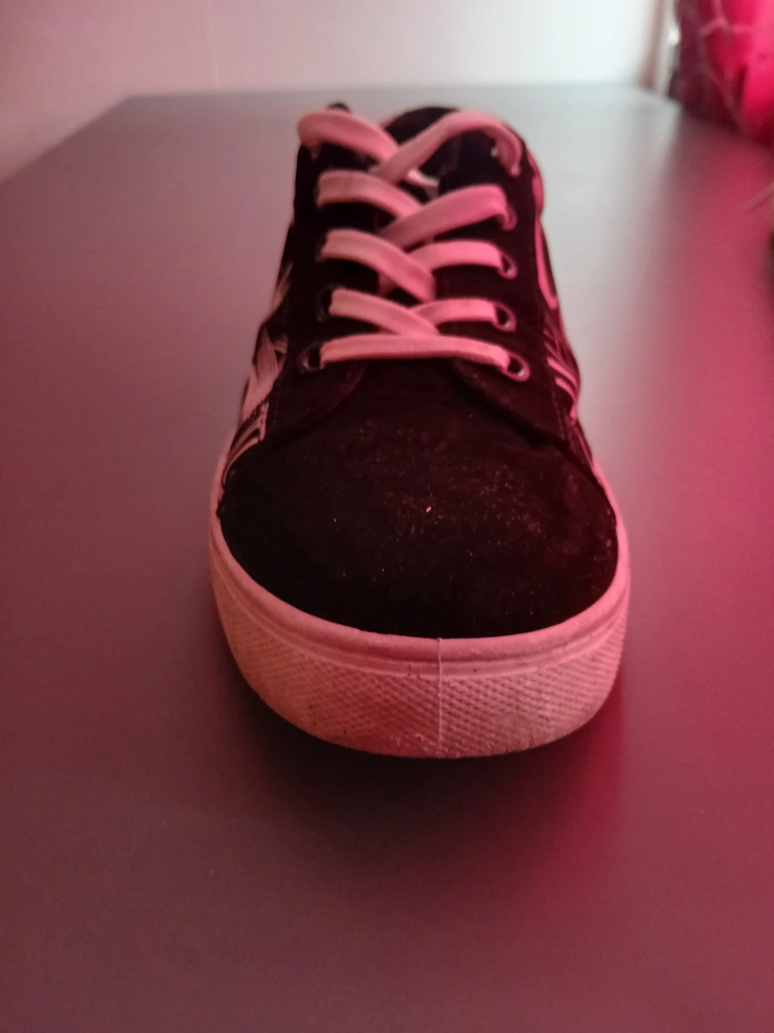 Svarta sneakers med vit grafisk print - 1