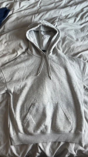 Grå hoodie  - Från New yorker, storlek S lite baggy. Har 2 fläckar man kan se på de 2 sista bilderna, syns verkligen knappt 
