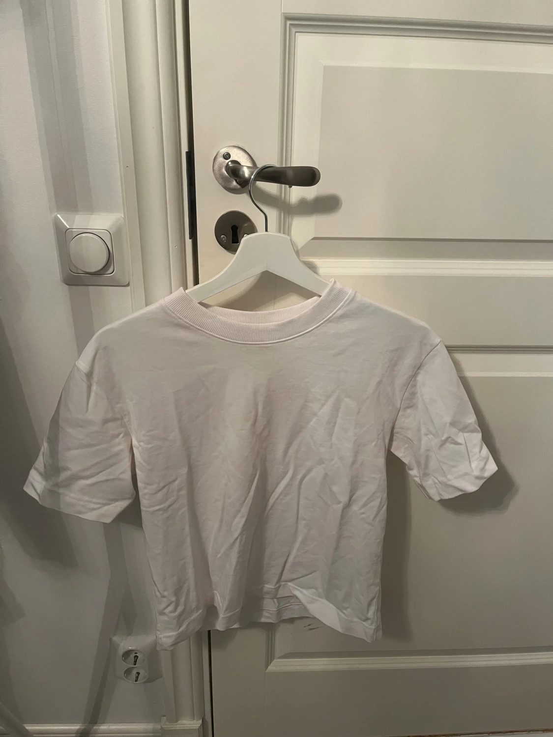 Vit basic t-shirt med rund hals - 1