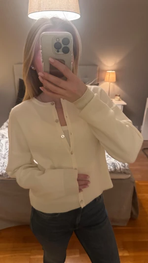 Vit kofta med knappar Gina Tricot  - Köpte från Gina Tricot i våras, och har endast använts tre gånger. Skicket är därför som ny. Den är i storlek M, jag brukar bara en XS-S för referens. Har du några frågor får du gärna höra av dig🤎