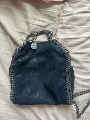 Stella mc väska  - Säljer nu denna sjukt fina väska från Stella mc. Man får mer påsen till och den är äkta, och den är i perfekt storlek!!🩵🩵