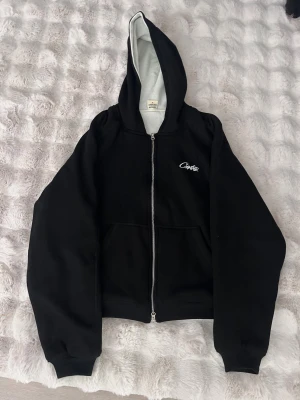 Corteiz hoddie HMP.   s/m - Hoddien är lite stor i pass form men funkar för S o M. Har använt den en gång