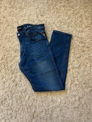 Replay anbass jeans  - Hej! Säljer dessa sjukt snygga Replay Anbass jeans perfekta inför vintern!❄️Storlek: 33/32 och skicket är mycket bra!🙌