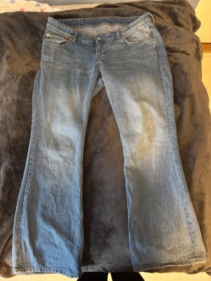 Weekday jeans -  Säljer Ett par nova low slim boot cut jeans i storlek L34 w34 och de är i bra sick.😊