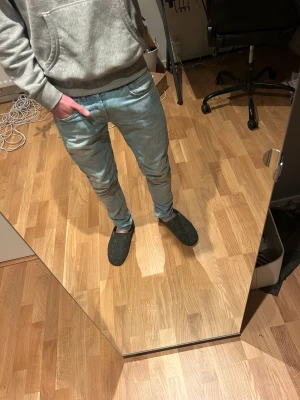 Blå Dondup jeans - Säljer ett par snygga blå Dondup jeans i storlek 32. Den är modellen George och är i väldigt bra skick. Hör av er vid funderingar 