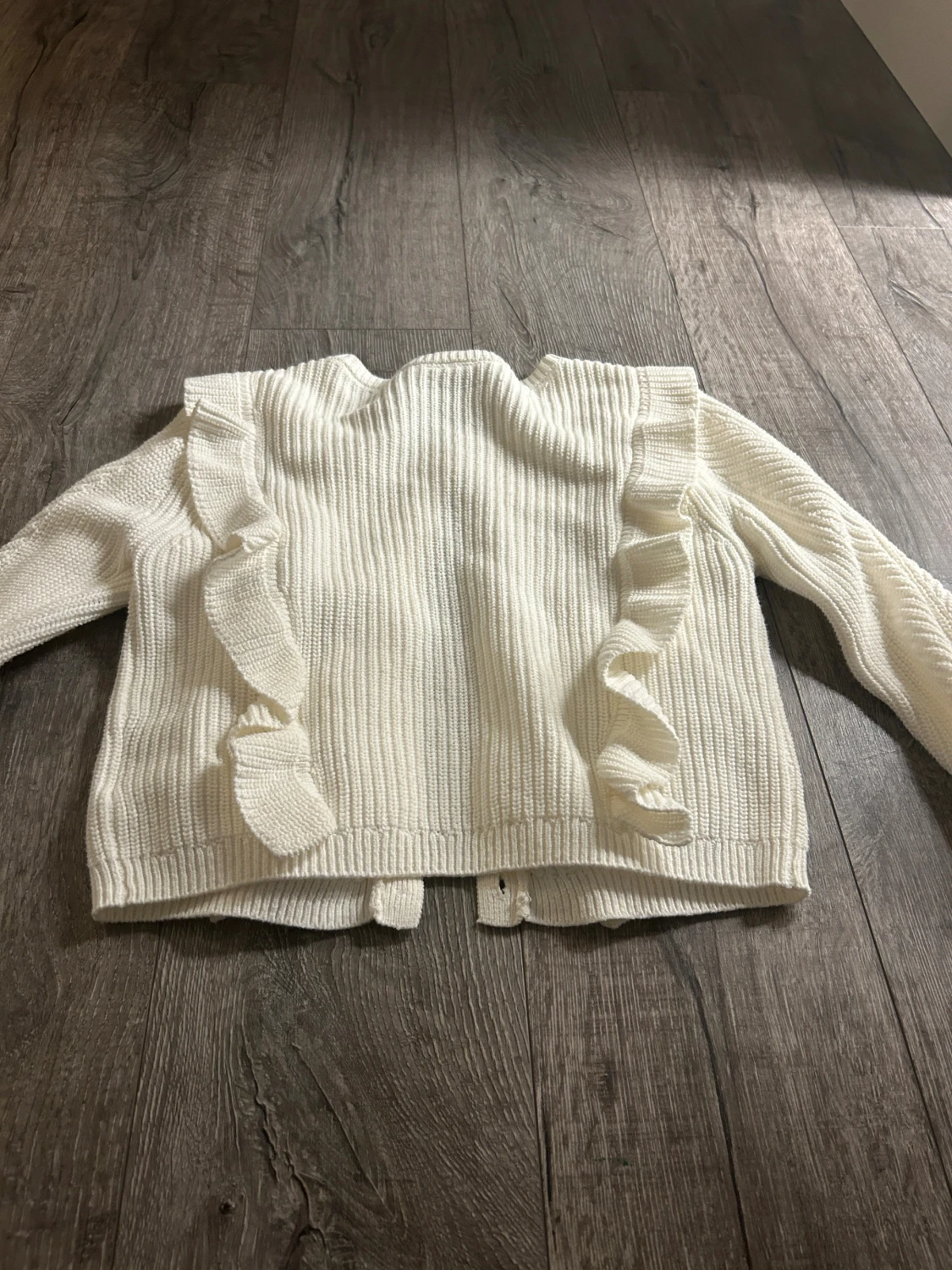 Vit stickad kofta med volanger Lindex - 3