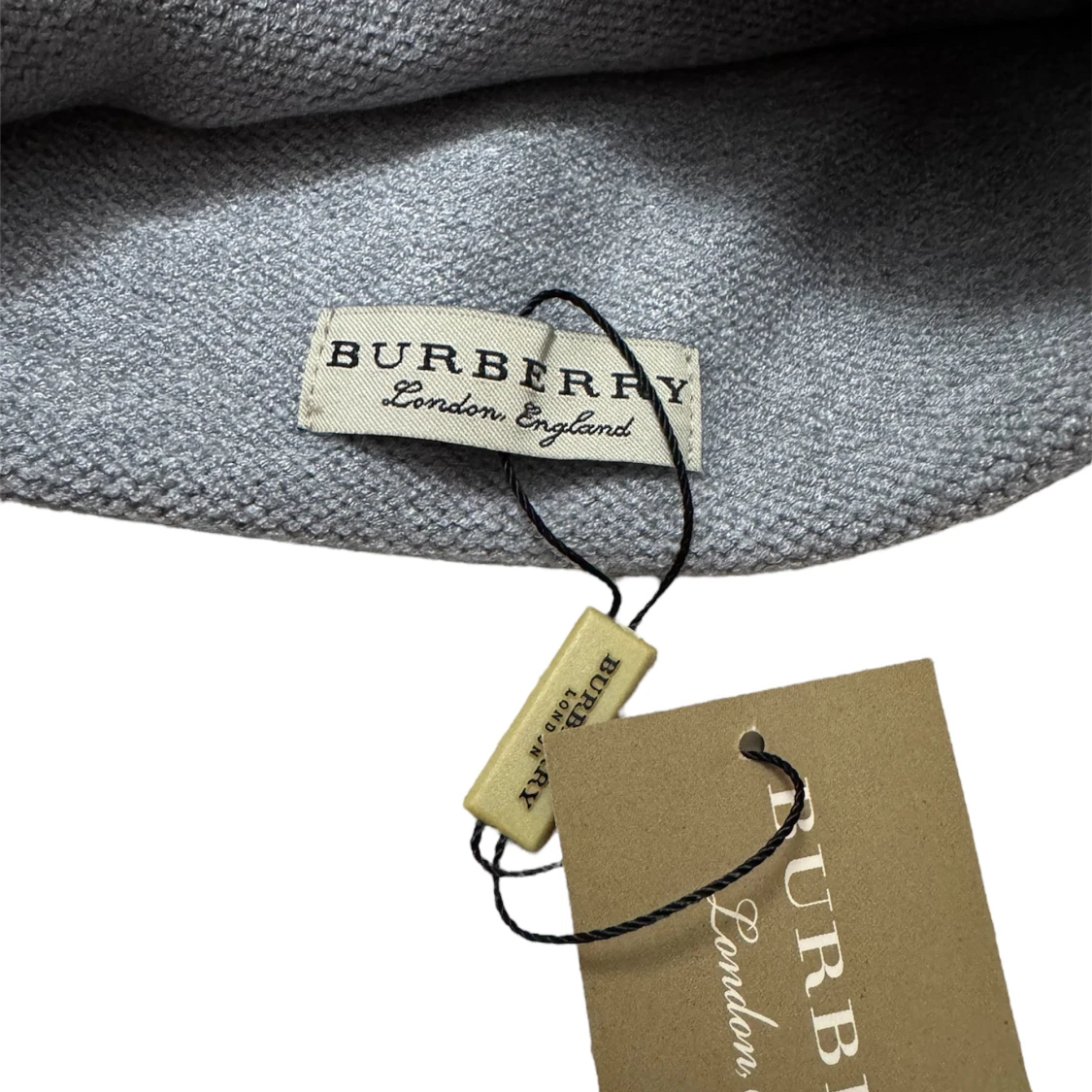 Grå stickad Burberry mössa - 2