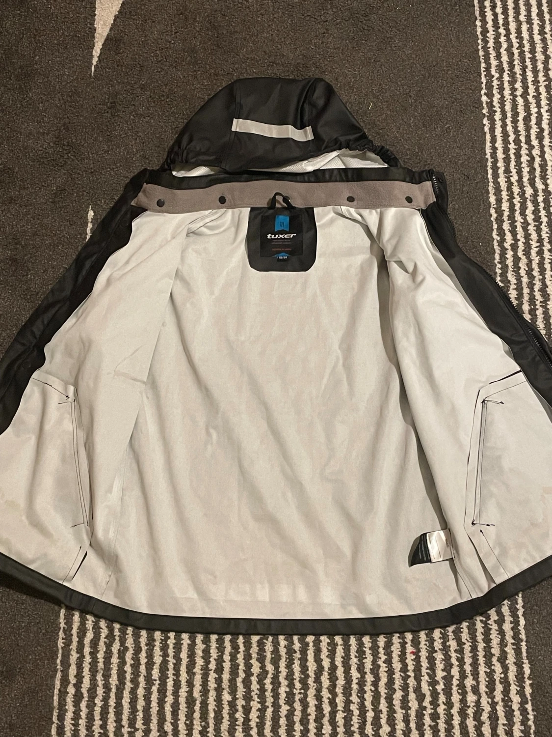 Svart regnjacka från Tuxer med huva - 1