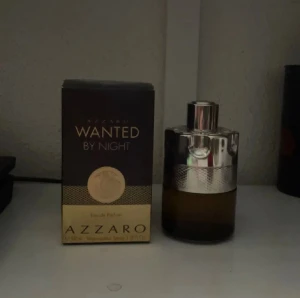 Azzaro Wanted By Night EdP - Azzaro Wanted By Night EdP, 100 ml. Snygg och unik flaska med cool design. Perfekt för dig som vill sticka ut och göra intryck. En populär doft bland unga vuxna. Ca 90 Ml kvar i flaskan 