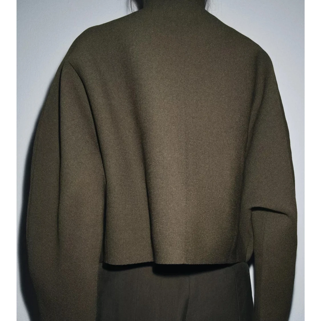 Olivgrön croppad jacka med dragkedja - 1