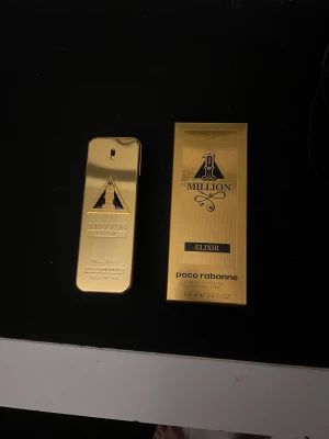 1 Million Elixir 100ml Parfym - 1 Million Elixir från Paco Rabanne, 100 ml. Parfymen är conscious & vegan, mycket långvarig och tillverkad i Frankrike. Snygg och lyxig flaska som sticker ut i samlingen.