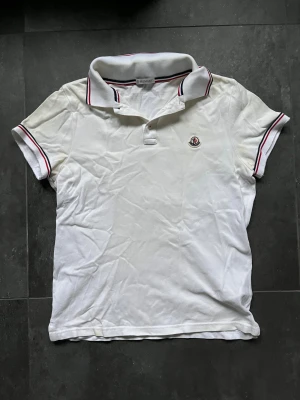 Moncler pike - Tjena, säljer nu denna riktigt snygga och populära Moncler piken, den är i använt skick så har gulnat till på vissa ställen, men i en bra tvätt så borde de försvinna, hör av er vid frågor och funderingar🙌🤝