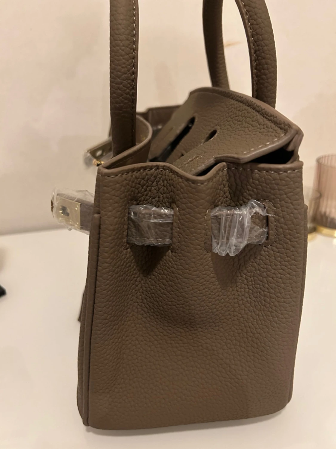 Beige handväska med gulddetaljer - 1