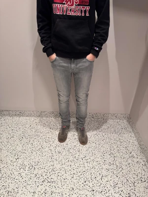 Nudie jeans  - Nudie jeans - Modell: Thin Finn - Storlek: W28/L32 - skick: 9/10 - Nypris runt 2000kr