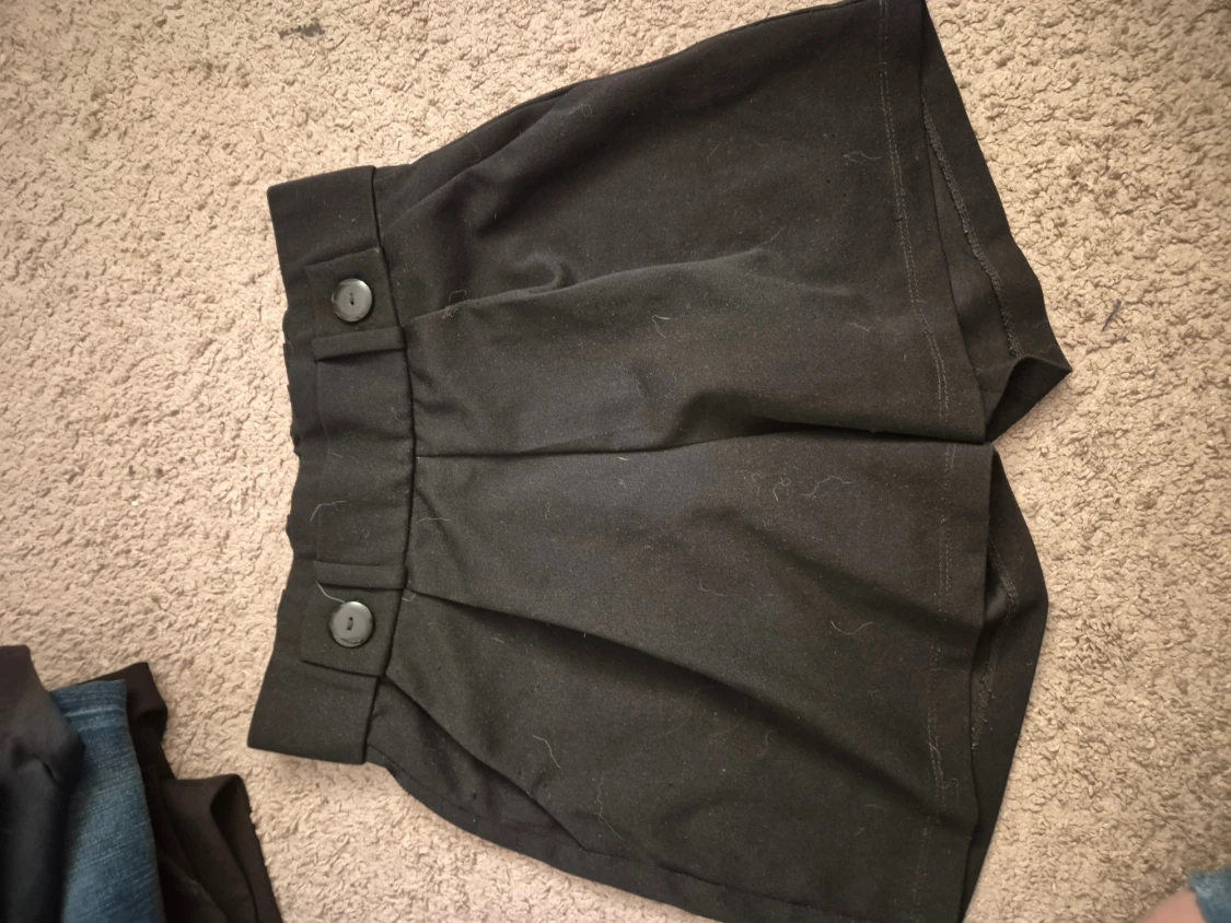 Svarta högmidjade shorts med knappar