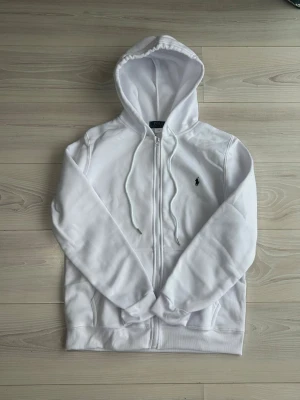 Polo Ralph Lauren Vit Zip Hoodie  - Stilren Streetwear Vit Zip Hoodie från Polo Ralph Lauren, storlek S & skick 10/10 som ny oanvänd!
