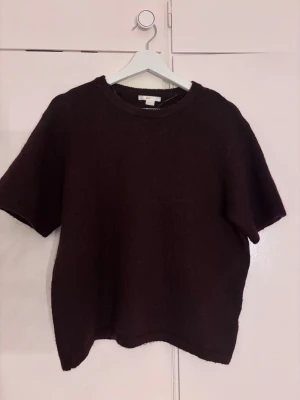 Stickad tshirt Gina Young  - Finstickad vinröd tshirt från Gina Young! Använd fåtal gånger i jätte bra skick!