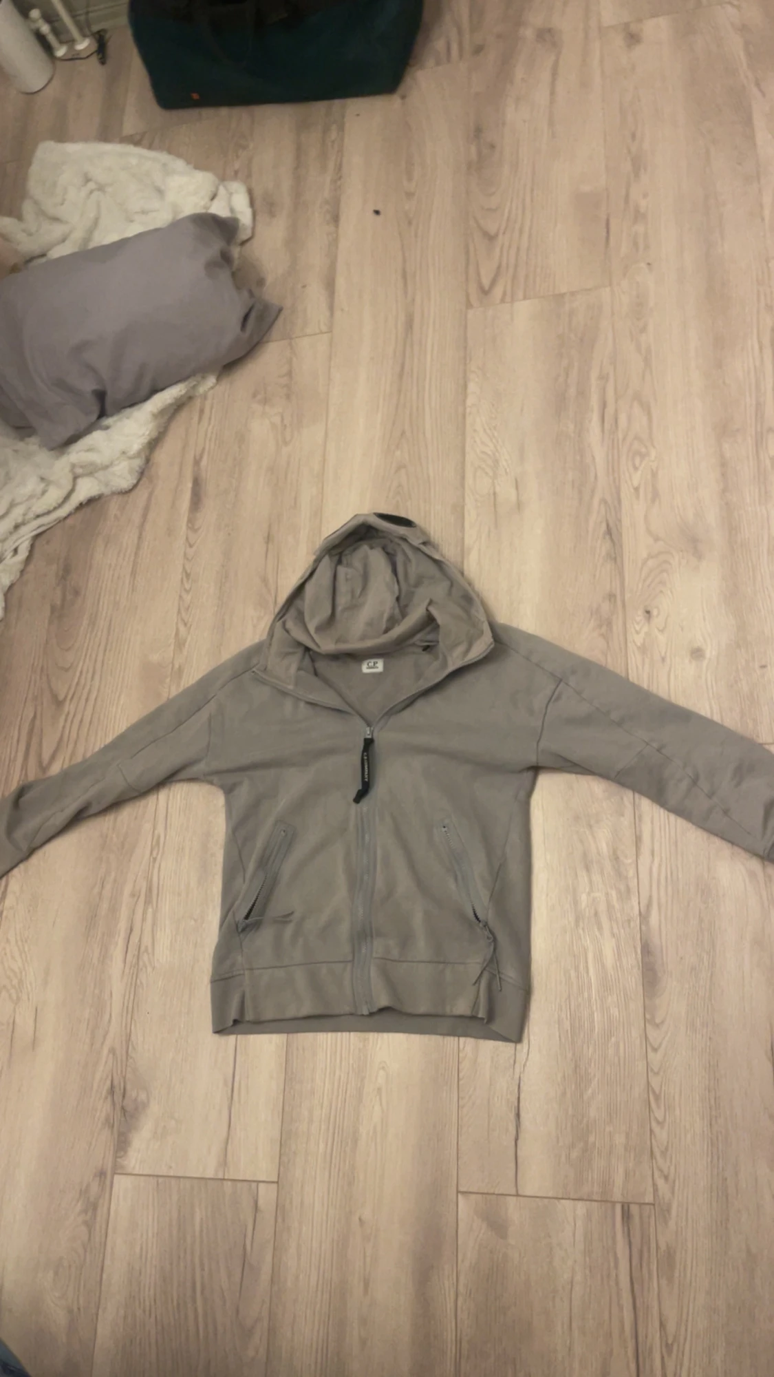 Grå hoodie med goggles från C.P. Company