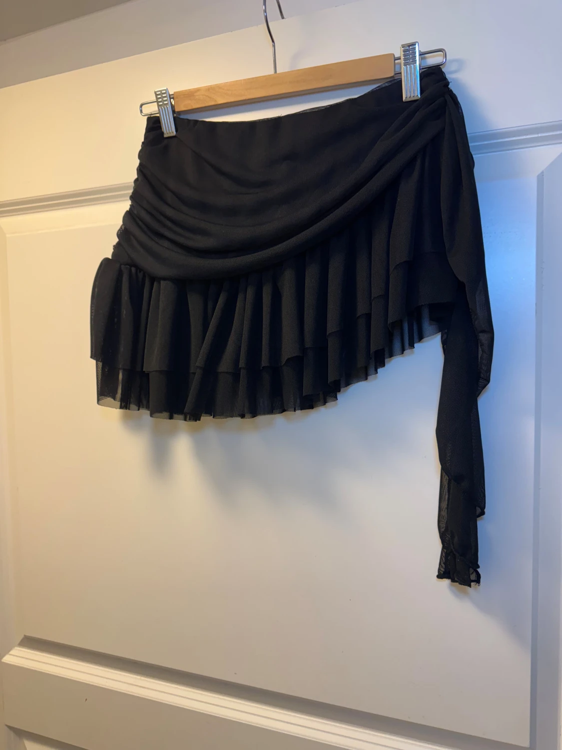 Svart asymmetrisk volangkjol i mesh XS -S - 2