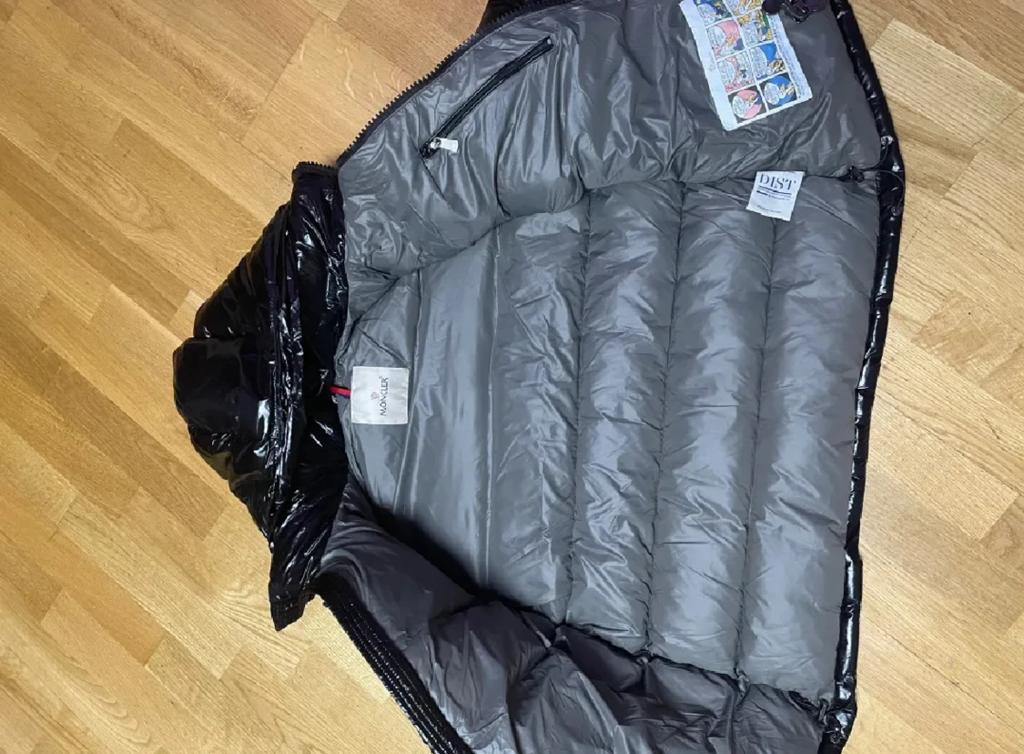 Svart Moncler dunjacka med huva - 1