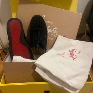 Christian louboutin junior spikes skor - Äkta. Fel: slitage, delar av innerklacken utbytt av en skomakare på grund av slitage,  Sömmen har lossnat lite på ett ställe.Originalpris 795 € .Köpt från Mytheresa, fick i födelsedagspresent 2024 I gott skick på utsidan Storleken passar även storlek 40, eftersom dessa är lite lösa och herrstorlek 39 Jag säljer inte om jag inte får ett bra pris för dessa Jag försöker sälja dessa eftersom de inte riktigt passar min stil längre -Allt jag fick levereras med: låda(ar), extra skosnören som inte har a