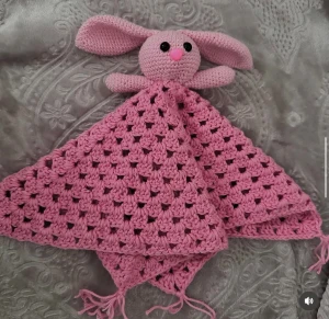 Kanin snuttefilt  - Två finns snuttefil en som är rosa och en som är grå och mysig att krama och ha med sig vart man går. Kan göra genom olika stilar som ni önskar.