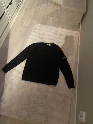Svart Stone Island tröja - Säljer min Stone Island tröja i helt nyt skick. Säljer den för att den är lite stor och kommer inte till andväning. Den är nästan helt ny. Andvänd 3-4 gånger ungefär. Den är inte tvättad eller någon ting.