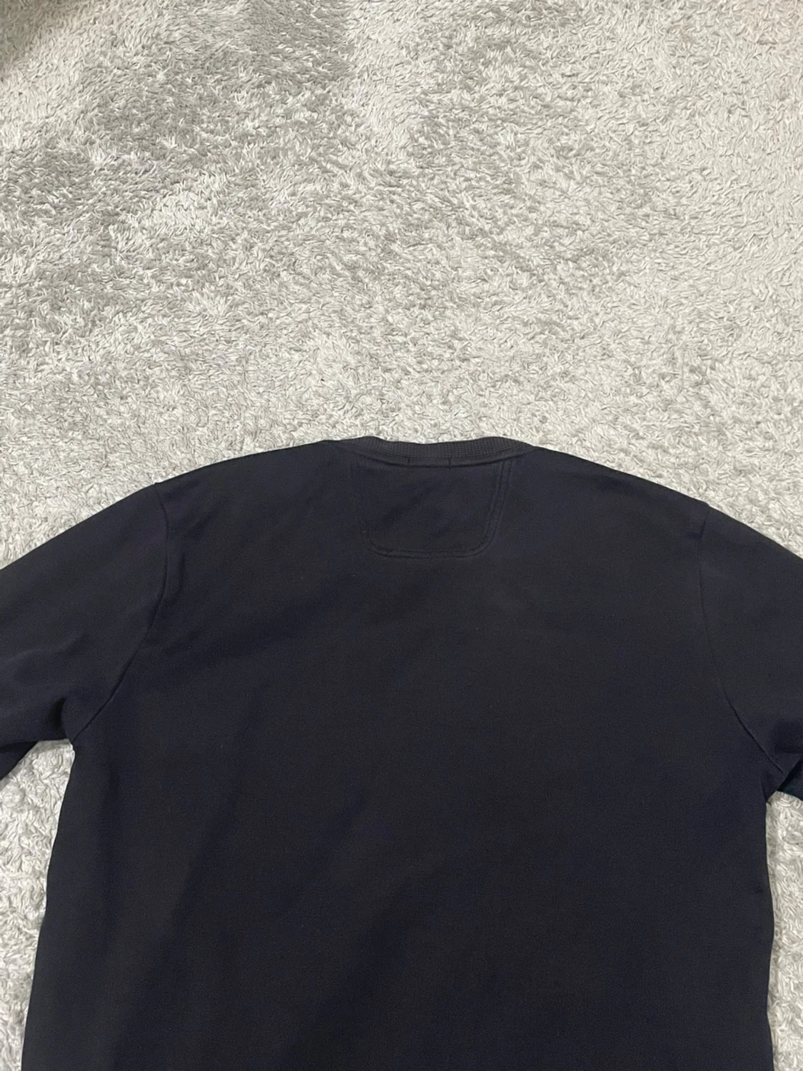 Svart Hugo Boss tröja med guldtryck - 1