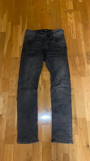 Gråa jeans slim fit - Gråa jeans, man ser inte så bättre bra men om du är intresserad skriv för så fixar jag bättre bilder👍.       Storlek 28 30