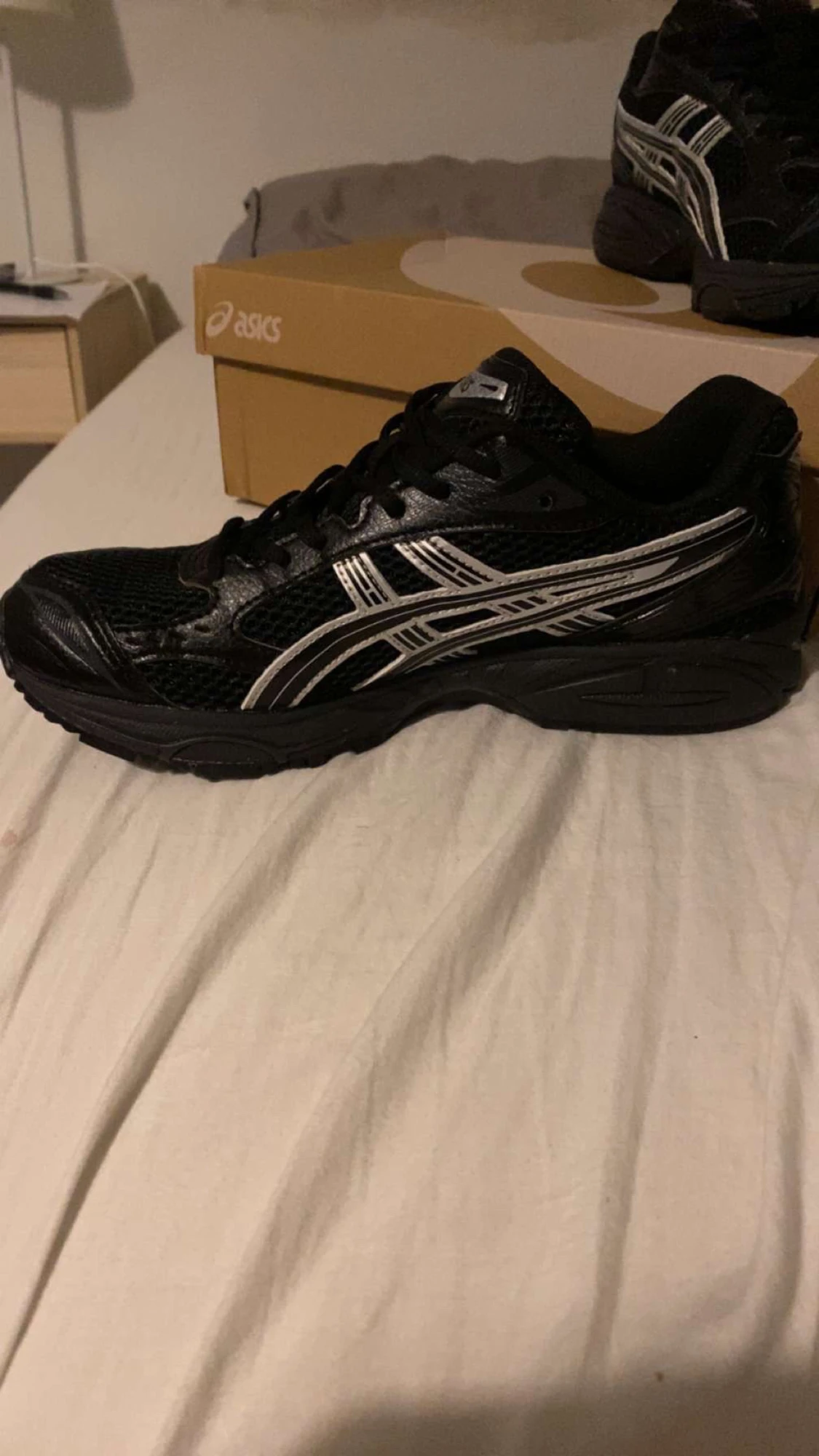 Svarta sneakers med silvriga detaljer - 2