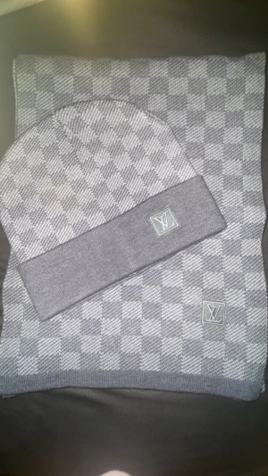 L U I S V U I T T O U N halsduk set  - Helt nytt mössa med halsduk med tag 