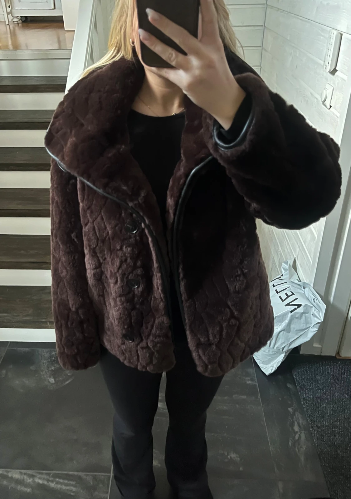 Mörkbrun pälsjacka med hög krage - 3