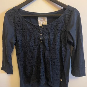 mörkblå ”blus”  - mörkblå blus från hollister i storlek XS, snygga spetsdetaljer och trekvartsärm, aldrig använt