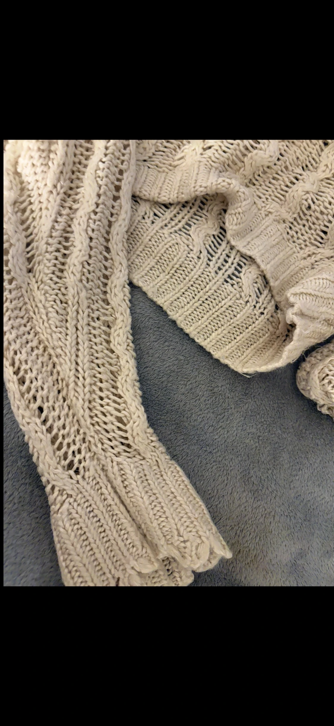 Beige stickad tröja med kabelmönster - 6