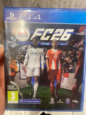 EA Sports FC 26 PS4/ps5 - EA Sports FC 26 till PlayStation 4. Fotbollsspel med officiella ligor som Champions League och Allsvenskan. Skivan och fodralet är i gott skick. PS5-uppgradering tillgänglig. Perfekt för fotbollsfans som vill spela det senaste spelet.
