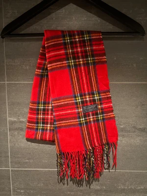 Burberry halsduk - Säljer denna unika men stiliga halsduk av märket burberry. Var inte rädd att höra av dig vid en fråga eller intresse