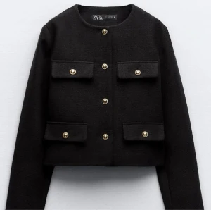 Svart cardigan jacka från Zara - Snygg svart cardigan jacka från Zara med croppad passform med guldknappar. Använd fåtal gånger. Perfekt för att göra outfiten lite mer lyxig 