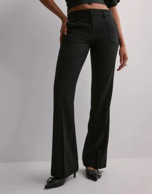 Nelly kostymbyxor  - Flare/bootcut lowwaist kostymbyxor från Nelly. Säljer pga de är lite små. Köpt för 399kr säljes för 250kr. Storlek 34. Mycket fint skick.