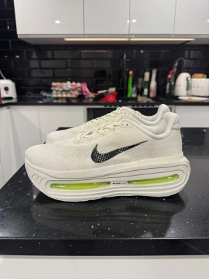 Nike vomero premium - 🎨 Färg: Vit  📏 Storlek: 43 (US 9.5) ♻️ Skick: Mycket fint skick 🧵 Material: Mesh & syntet, Zoom Air-dämpning 📦 Skickas samma dag vid köp
