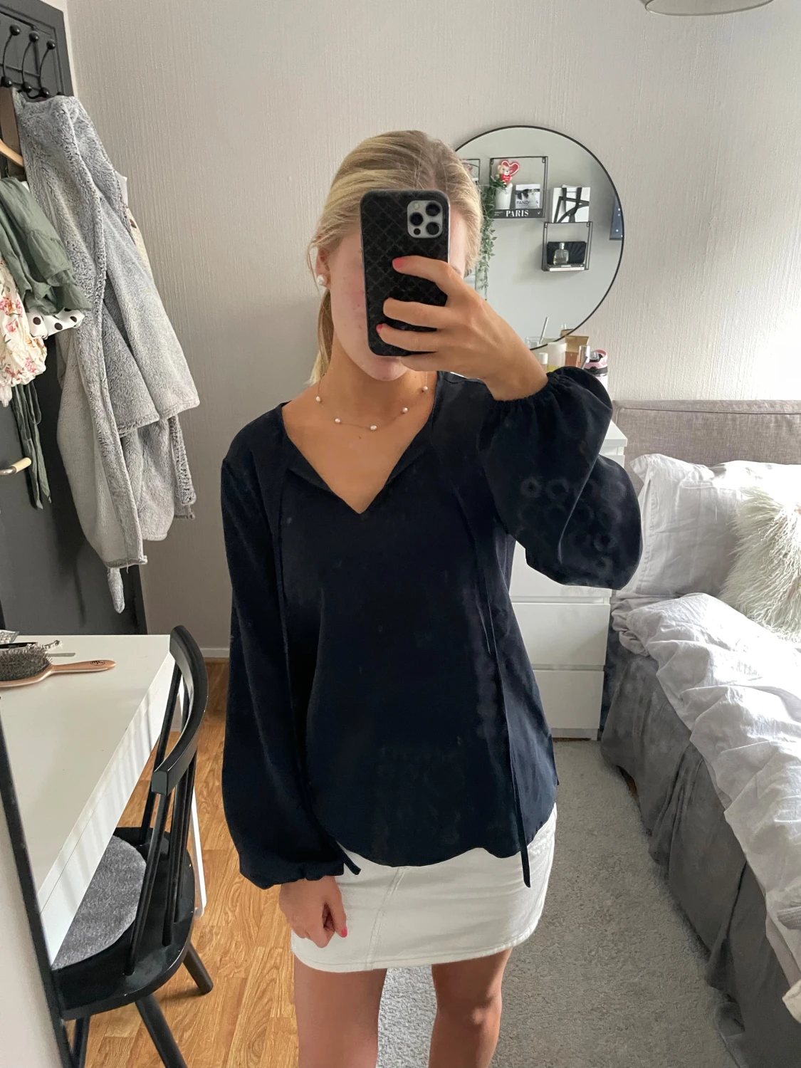 Mörkblå blus med v-ringning - 1