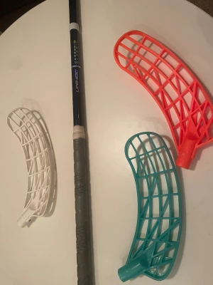 Unihoc Carbskin blue edition  - Säljer min innebandy klubba då den inte kommer till användning. Den är i mycket bra. Skaftet är 96cm och 26 flex. Om du vill köpa med något av bladen i bild kan du lägga till 100kr. Orange blad (PE plast) turkost (PE plast) vitt (PP ti plast)