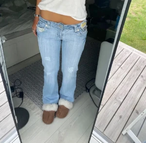 Lågmidjade bootcut m slitningar - Super snygga men kommer tyvärr inte till användning längre!! Ca 40 cm i midjemått💕