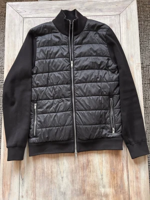 Massimo dutti cardigan  - Säljer nu min cardigan från Massimo dutti. Det är storlek M men passar även S. Jackan är varm och i väldigt bra skick. Jag är 177cm och väger 65kg