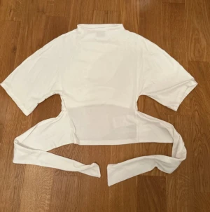 Gina tröja  - Gina tröja ser helt ny ut , använd ett par gånger bara. 