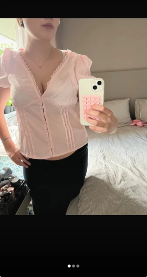 Ljusrosa blus med spets och knappar - Supersöt rosa blus/topp från SHEIN som aldrig använts, den är i storlek m men passar även s