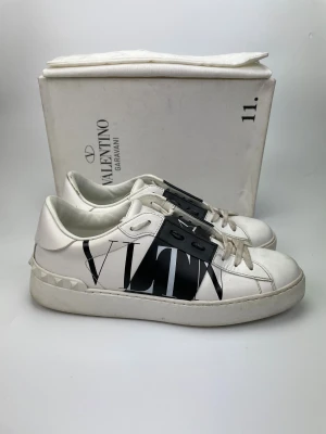 Valentino skor  - BLACK FRIDAY REA!! Valentino skor. Hör av dig vid frågor. Bara skorna medföljer 