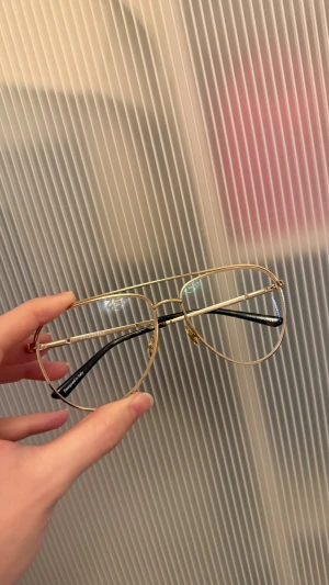 Guldiga pilotbågar från Fellepini - Säljer mina glasögon som aldrig har använts, de är helt nya. Glasen behöver bytas till sådana som passar dig. Priset kan diskuteras. 